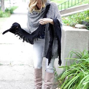 🧥CAbi Pepper Cape/Poncho/Shawl in Black and White w/Fringe. NWOT. One Size.